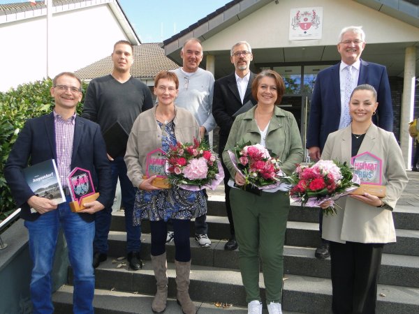 Bürgermeister Thomas Katzer verlieh den "Heimatpreis" an engagierte Ehrenamtliche, die sich um das gesellschaftliche Leben in Augustdorf verdient gemacht haben. Von links: Olaf Biere, Christofer Malz, Kerstin Höhr, Dirk Räker, Thomas Husemann, Anja Riedel, Bürgermeister Thomas Katzer und Dana Bracht. (Foto: Hajo Gärtner) - © Hajo Gärtner