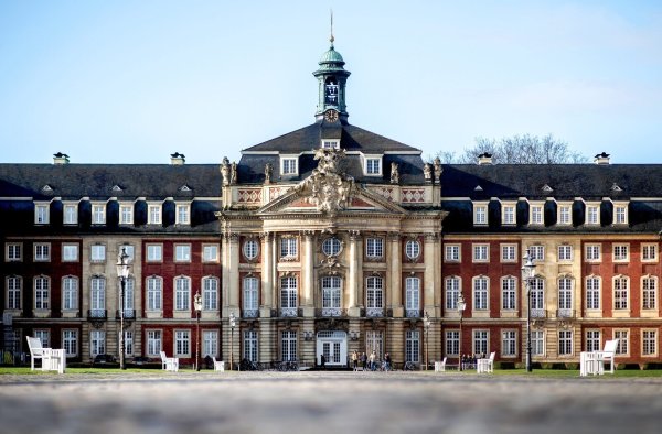Das Hauptgebäude der WWU Münster im fürstbischöflichen Schloss. - © picture alliance / Hauke-Christian Dittrich