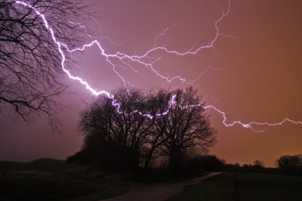 Nahendes Inferno: Das Unwetter zieht heran, Robin Jähnes Kameras stehen bereit und nehmen die Szene im Zeitrafferbetrieb auf. - © Robin Jähne