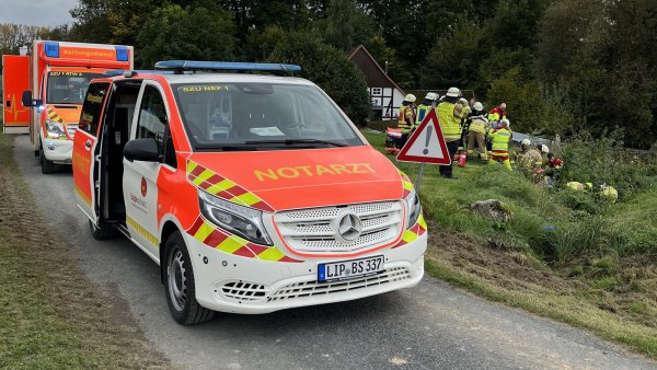 Rund 25 Einsatzkräfte sind am Dienstagnachmittag in den Bad Salzufler-Ortsteil Wüsten ausgerückt. Nahe eines Feldes war ein Rasenmäher-Traktor in einem Graben gestürzt und hatte einen Mann eingeklemmt. - © Andre Brokbartold / Feuerwehr Bad Salzuflen