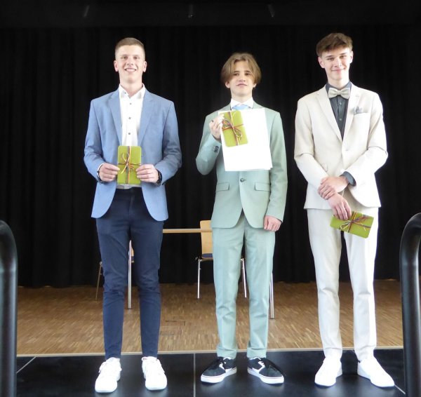 Klassenbeste: Floris Etienne Frede, Enrico Matthew Davila und Phil Melcher (von links). - © Johannes-Gigas-Schule