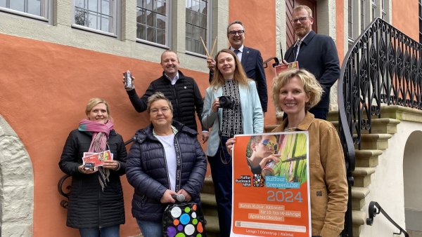 Sind stolz auf das diesjährige Programm: Bürgermeister Markus Baier (hinten, von links), Bürgermeister Friso Veldink, Bürgermeister Mario Hecker (Mitte, von links), Lysann Rehberg, Leiterin Geschäftsbereich Kultur und Tourismus Lemgo, Corinna Will von der Gemeinde Kalletal (vorne, von links), Anke Pflesser von der Gemeinde Dörentrup und Ingrid Krah von der Stadt Lemgo. - © Josephine Leweling