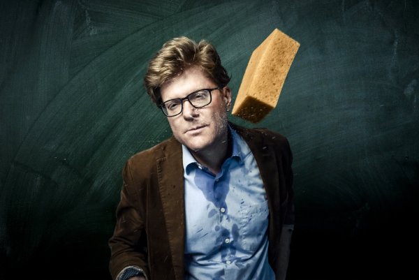 Herr Schröder lädt in sein fiktives Streaming-Klassenzimmer ein. - © robert maschke