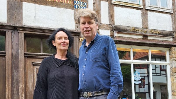Connie Wille und Heiner Schäfer vor ihrem Haus in Schwalenberg, in dem sie unter dem Namen "Hanaa's Lounge" kulturelle Veranstaltungen organisieren. - © Freya Köhring