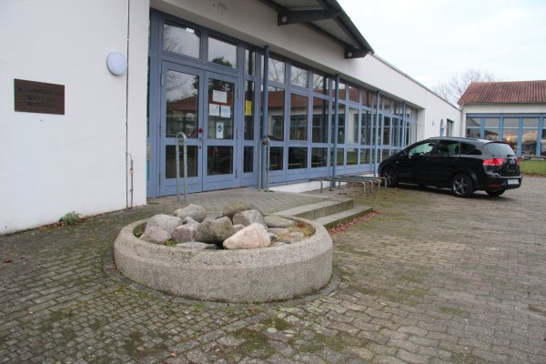 Das neue Medien- und Bildungszentrum in der ehemaligen Erich-Kästner-Schule soll durch die Skulptur eines Sennebauern verschönert werden. - © Dieter Asbrock