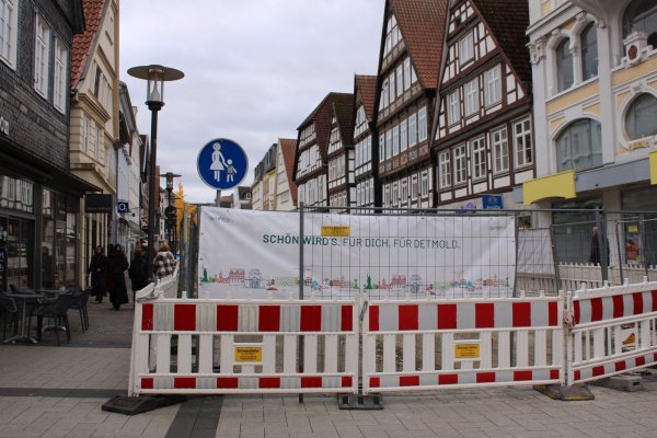 Durch die Bauarbeiten in der Langen Straße war mehrere Wochen ein Teil der Fußgängerzone gesperrt, sodass die Besucher weniger Platz beim Einkaufen zur Verfügung hatten. - © Chiara Wibbeke