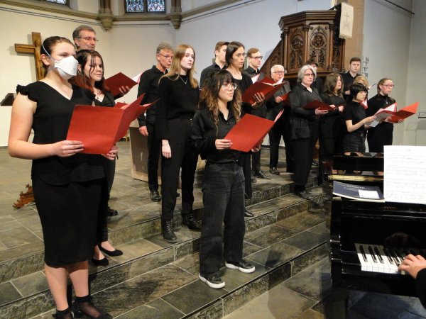 Der Chor II des Stadtgymnasiums eröffnet das Konzert zum Europatag in der Martin-Luther-Kirche mit dem Lied "Wie der Hirsch lechzt nach frischem Wasser", Psalm 42,2. - © Hajo Gärtner