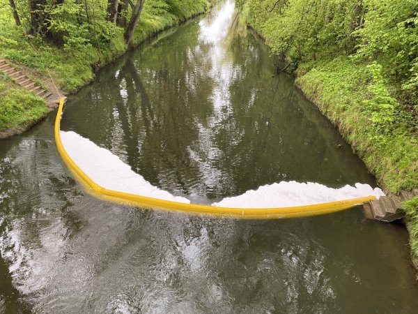 Diese Ölsperre hat die Freiwillige Feuerwehr Bad Salzuflen auf der Werre errichtet. Sie wird einige Tage bestehen bleiben. - © Freiwillige Feuerwehr Bad Salzuflen
