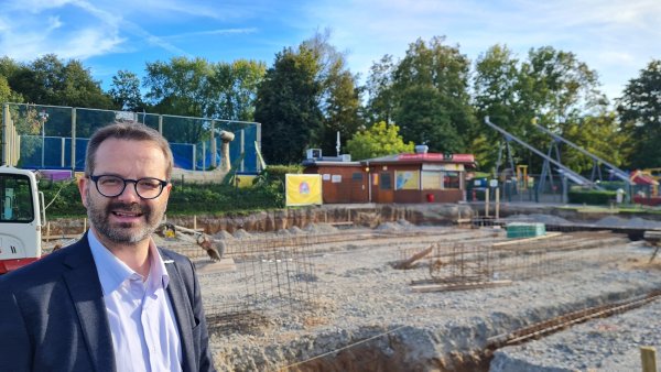 Benjamin Krentz freut sich, dass es jetzt endlich voran geht mit dem Bau des Selbstbedienungsrestaurants am Schiedersee. - © Marianne Schwarzer