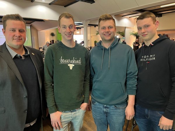 Lennard Meier aus Lemgo (von links), Sebastian Horn aus Lage, Kim Lennert Teuber aus Bad Salzuflen und Louis Bünger Kalletal wurden für ihren Einsatz in der Landwirtschaft und der Öffentlichkeitsarbeit geehrt. - © WLV