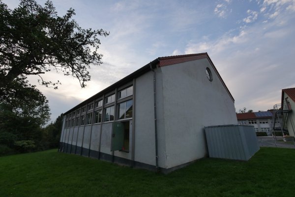 Die Heizung der in die Jahre gekommenen Turnhalle der Grundschule Bad Meinberg ist kaputt und muss dringend erneuert werden. - © Jost Wolf