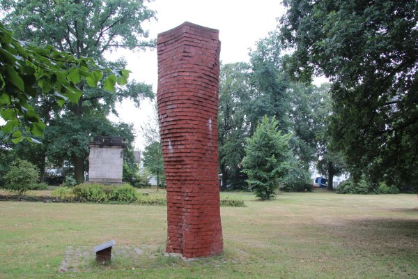 Erinnerung an die Vergangenheit Lages: 2007 wurde die Gedenkstele im Friedenspark Lage eingeweiht. Sie wurde aus 1500 Ziegeln in zwölf verschiedenen Formen und Größen von Bildhauer Prof. Dr. Axel Seiler gemauert und erinnert an die Verfolgung der Juden während der NS-Zeit. - © Archivfoto: Cordula Gröne