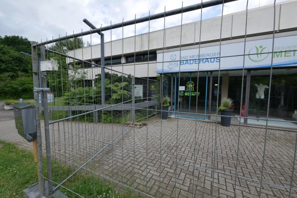 Durch die lange Schließzeit hat sich der technische Zustand des Badehauses verschlechtert. Außerdem haben die Preise im Handwerk angezogen. Eine schlechte Kombination. - © Archivfoto: Jost Wolf