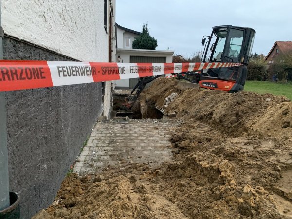 Einbrechende Seitenwände und Gestein begruben den Mann unter sich. - © Freitag TV