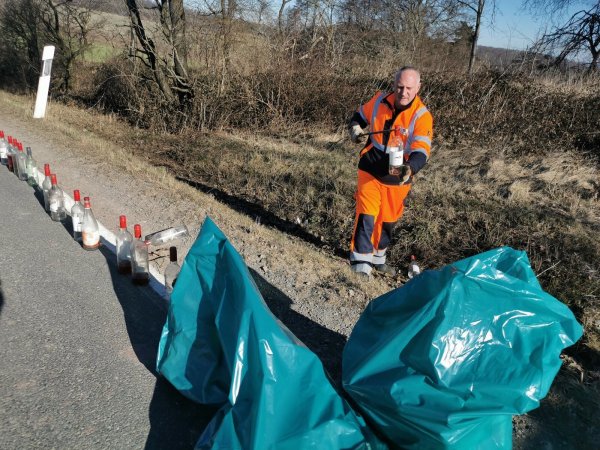 Sammelte rund 60 Weinflaschen entlang der Hohensonner Straße ein: Kreis Lippe Straßenmeisterei-Mitarbeiter Mario Weiß. - © Sylvia Frevert(LZ)