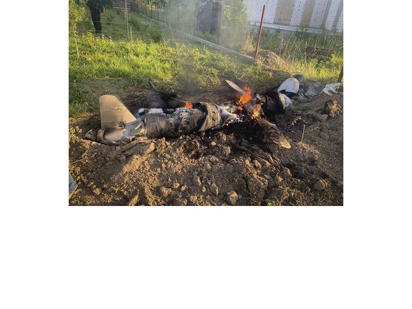 Bruchstücke einer mutmaßlich russischen Rakete, die vom ukrainischen Luftabwehrsystem abgeschossen wurde. - © (c) Ukrainian Police Press Office/AP