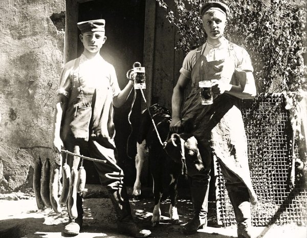 Oerlinghauser Bier aus Beckers Brauerei schmeckte auch den Soldaten, die im Ersten Weltkrieg im Dorf stationiert waren. Repro: Horst Biere / Quelle: Archäologisches Freilichtmuseum - © Repro: Horst Biere / Quelle: Arch. Freilichtmuseum