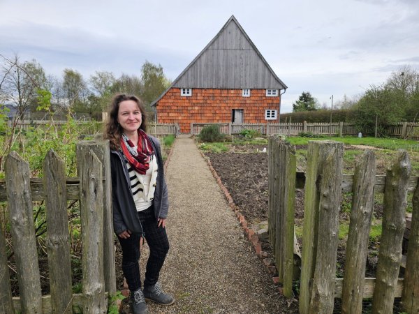 Laura Opel hat einen Lieblingsort im Ziegeleimuseum Lage. Der Zieglerkotten und der Garten haben es ihr angetan. Und das, obwohl sie auch etwas ganz anderes kennt: Das Leben in einem englischen Herrenhaus. - © Astrid Sewing