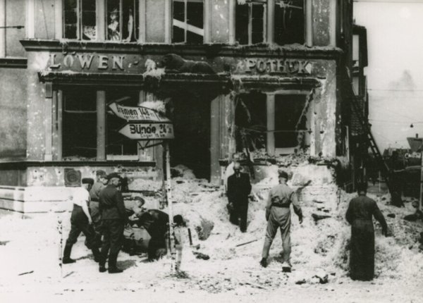 1941 musste vor der Löwen-Apotheke ein Blindgänger entschärft werden. Gut zu erkennen: Die Bronze-Plastik über der Tür. - © Stadtarchiv Bielefeld