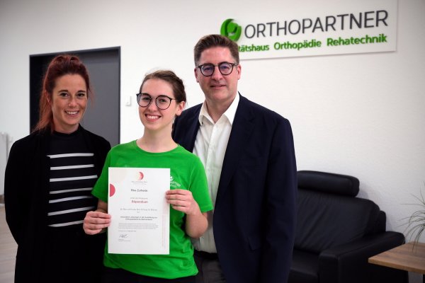 Stolz hält Rike Zurheide (Mitte) ihre Auszeichnung in den Händen. Sie selbst spricht von "Glück", Jana Ganschow und Elmar Bitter von der Firma Orthopartner hingegen sehen ihr Können gewürdigt. - © Felix Eisele