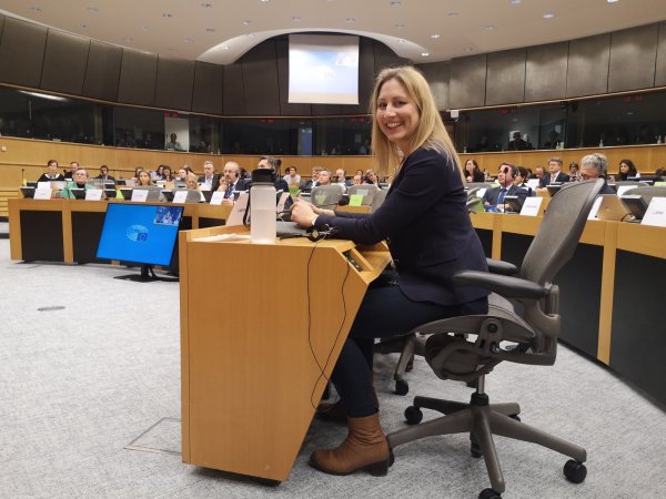 Letzter Termin an einem bewegten Tag: Verena Mertens aus dem Kreis Paderborn während einer Ausschusssitzung im EU-Parlament in Brüssel. - © Alexander Graßhoff