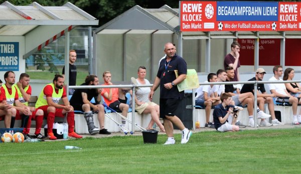 Steht für den VfL Lieme als Trainer und Linienrichter am Spielfeldrand: Sascha Flügge. - © Oliver König