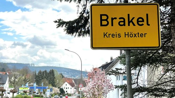 Nanu, wo ist denn das "siek" hin? Das Ortsschild aus dem Nachbarkreis Höxter haben Spaßvögel am Ortseingang von Brakelsiek platziert. Kurios: In Brakel wird die gelbe Tafel gar nicht vermisst. - © Jörg Bierwirth