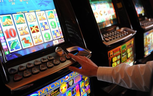 In Deutschland sind rund 1,3 Millionen Menschen süchtig nach Glücksspielen. Neben Spielautomaten sind auch Sportwetten und das Online-Glücksspiel immer beliebter. - © Angelika Warmuth