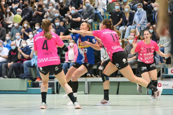 Linnea Petterson (HSG Blomberg-Lippe) behauptet sich gegen Anna Albek ( rechts) und Katarina Pandza. - © Eibner-Pressefoto I Tobias Baur
