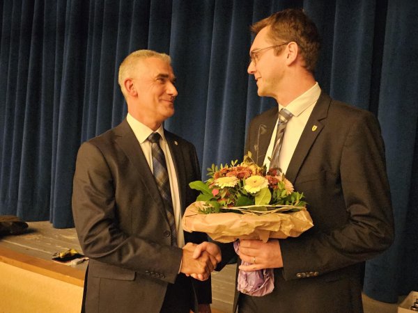 Sie müssen acht weitere Jahre zusammenarbeiten: Bürgermeister Matthias Kalkreuter (rechts) gratulierte dem Technischen Beigeordneten Thorsten Paulussen nach der Wahl. - © Astrid Sewing