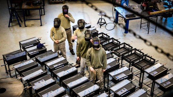 Im Zuge ihrer Ausbildung stellen die jungen Häftlinge in der Schlosserei der JVA Herford auch die begehrten Knastgrills her. Ausbildungsleiter Jonathan T. sagt: "Der Grill ist seit jeher unser meistgefertigtes Produkt." - © Daniel Salmon