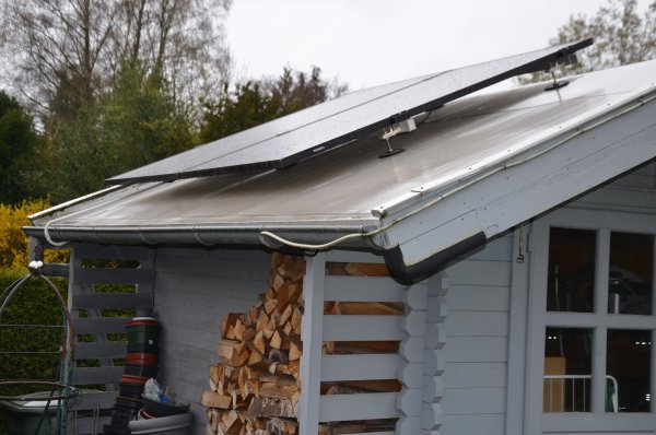 Gerade für kleine Dachflächen wie hier bei einem Gartenhaus sind Steckersolaranlagen geeignet. - © Georg Kälble