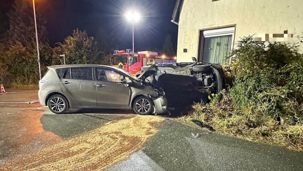Bei einem Verkehrsunfall in der Straße Hohenwart prallte ein Auto Donnerstagabend mit dem Dach gegen die Hauswand. - © Feuerwehr Detmold