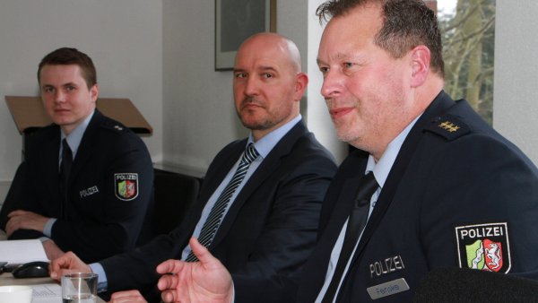 Peter Hentschel (Mitte, Leiter Direktion Kriminalität) und Alexander Fenske (Abteilungsleiter Polizei) stellen die Statistik zur Kriminalitätsentwicklung 2024 vor. Links Polizei-Pressesprecher Yannick Thelaner. - © Martin Hostert