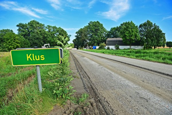 Die Erneuerung des Asphalts ist in vollem Gange. - © Nicole Ellerbrake