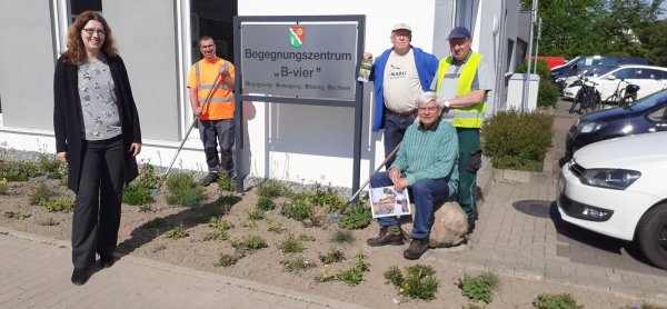 Quartiersmanagerin Anna-Lena Bargfrede (von links), David Diekmann (Bauhof), Ewald Thies (NABU), Lothar Rottschäfer (Bauhof) sowie Ulrich Käthner (sitzend, NABU) stellen das neue pflegeleichte Beet am Begegnungszentrum vor. Foto: Till Neuhaus - © Till Neuhaus