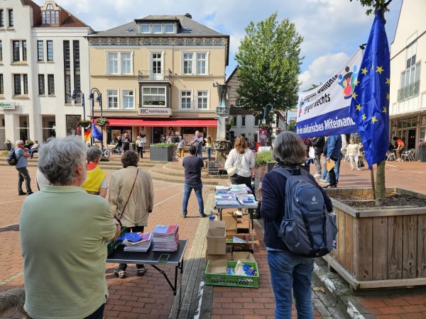 Nur wenige waren dem Aufruf Freitagnachmittag gefolgt. Das "Lagenser Bündnis gegen Rechts" warb vor darum, bei der EU-Wahl die Stimme abzugeben, um die Demokratie zu stärken - "und die richtigen Parteien zu unterstützen".. - © Astrid Sewing