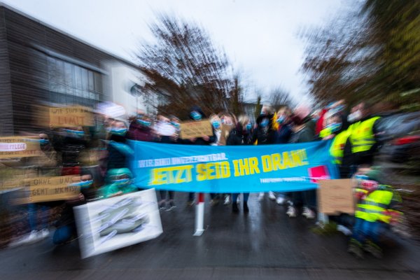 Beschäftigte des Gemeindepsychiatrischen Zentrums nutzen ihre Mittagspause für einen Protest. Sie wünschen sich bessere Arbeitsbedingungen und mehr Anerkennung. - © Raphael Bartling