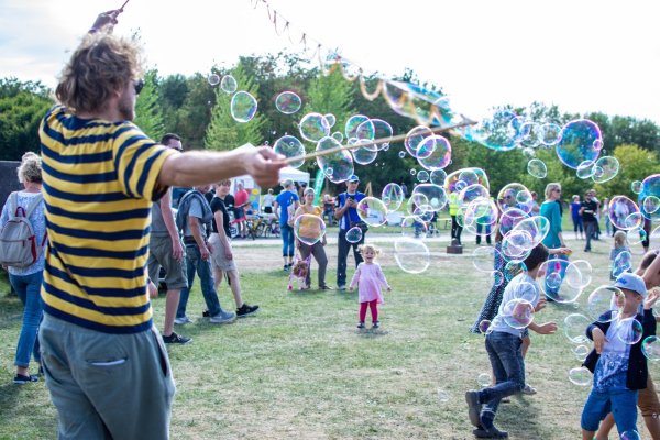 Seifenblasenkünstler Sören Niemann macht den Kindern auf dem Familienfest viel Freude. Generell wird Detmold als sehr familienfreundlich bewertet – insbesondere wegen des Betreuungs- und Bildungsangebotes sowie bezahlbaren Wohnraums. - © Raphael Bartling