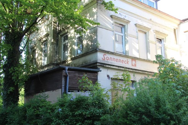 Die Natur holt sich allmählich das „Haus Sonneneck" zurück. Eine Studentin der TH OWL hatte für das Haus ein Konzept entwickelt und im vergangenen Jahr vorgestellt – doch bislang liegt es im Dornröschenschlaf – wie viele andere im Viertel. - © Dieter Asbrock