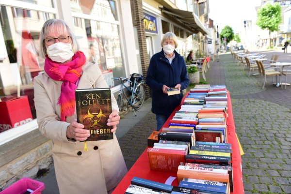 Am Büchertisch in der Breiten Straße verkaufen Liesel Kochsiek-Jakobfeuerborn (links) und Renate Bauer aktuelle Romane für den guten, kulturellen Zweck. - © Nicole Ellerbrake