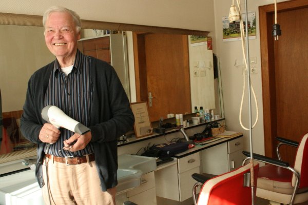 Steht seit 70 Jahren im Friseursalon in Dörentrup: Hermann König, Friseurmeister. - © Sylvia Frevert