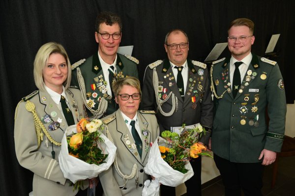 Wurden für besondere Verdienste geehrt: Carolin Fitzke, Andrea Müller und Axel Sievers (von links). Es gratulieren der erste Vorsitzende Lutz Brakemeier (links hinten) und Fabian Stellmacher vom Schützenkreis Lippe (rechts). - © Nicole Ellerbrake