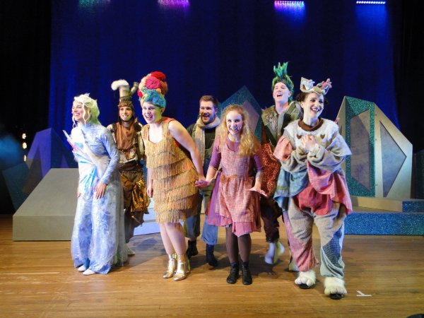 Die Darsteller vom Liberi-Theater liefern in der Konzerthalle eine schwungvolle Show ab. - © Hajo Gärtner