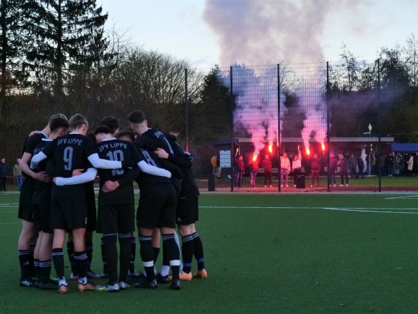 Vorm A-Junioren-Kreispokalfinale "heizten" einige Kalletaler Fußballfans dem JFV Lippe ein. - © Jörg Hagemann