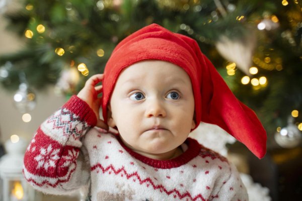 Kinder mit Weihnachtsmann, Christkind und Co. beschwindeln - ja oder nein? Unsere Autoren streiten. - © picture alliance / Westend61