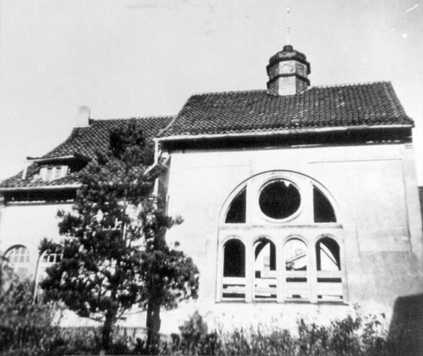 Südseite der Synagoge nach der Zerstörung von 1938. Die Scheiben sind noch zertrümmert. Das Foto stammt aus dem Frühjahr 1939. - © Archiv Gemeinde Extertal