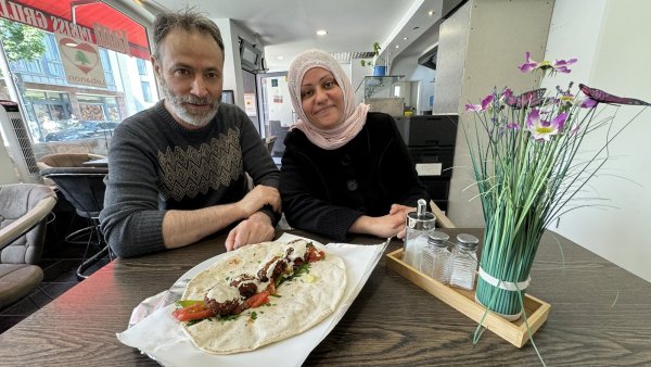 Ali und Nadia Jam bieten in ihrem Imbiss in der Osterstraße 43 unter anderem hausgemachte Falafel an. - © Sven Kienscherf