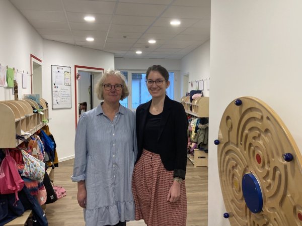 Kitaleiterin Heike Burg (links) und Ann-Marie Sander vom Träger Eben-Ezer freuen sich über die hallen Räume in der Einrichtung an der Pfuhlstraße. - © Cordula Gröne