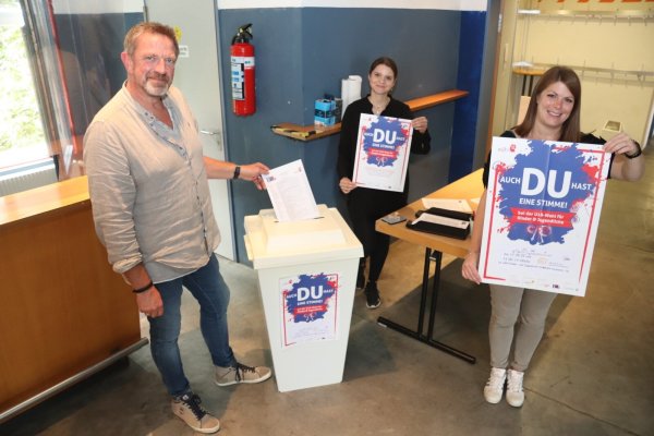 Im AWO-Jugendzentrum Complex haben Jörg Wedderwelle (von links), Katrin Hartlieb und Vanessa Harring die U18-Wahl zur Bundestagswahl vorbereitet. - © Birgit Guhlke